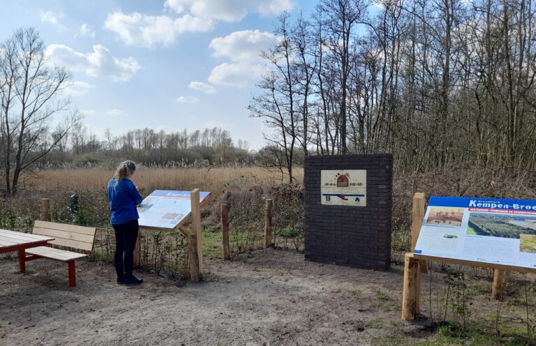 Picknickplek Weerterbeek op locatie oud douanekantoortje met reproductie tegeltableau